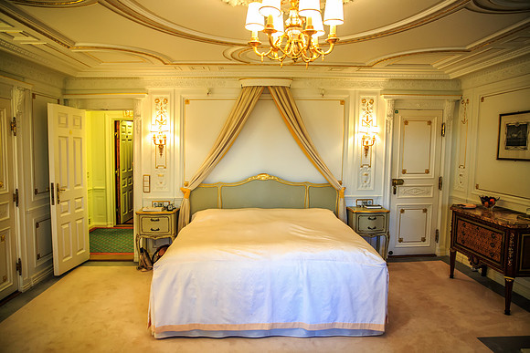 EF Hutton's Private Suite